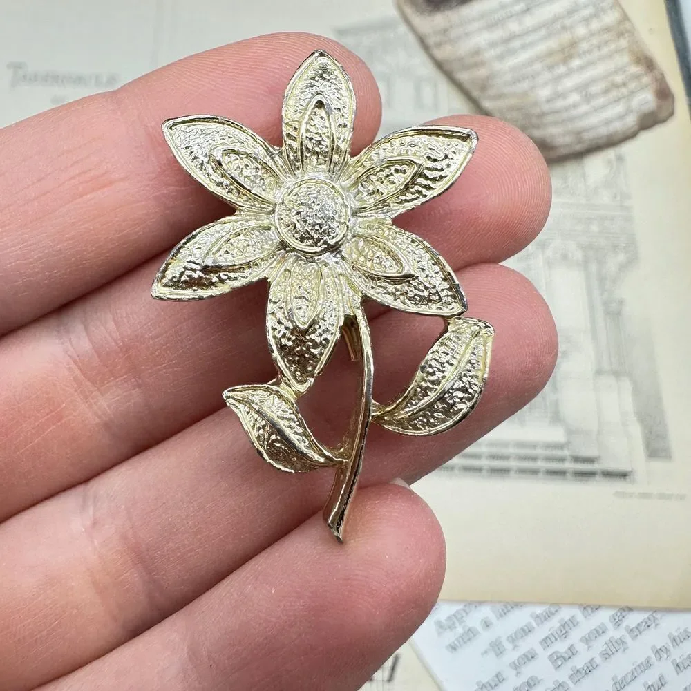 Vintage Gold Tone Daisy Flower Brooch Pin